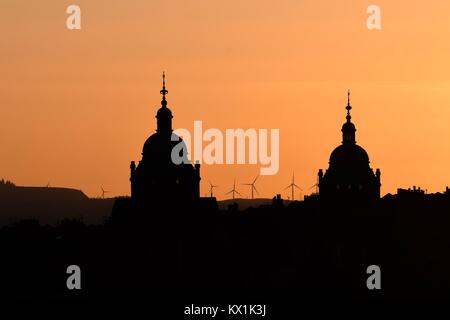 Glasgow, Scotland, UK. 6th Jan, 2018. UK weather - Kelvingrove Art Gallery & Museum outlined against a beautiful sky at the end of a cold bright day in Glasgow Credit: Kay Roxby/Alamy Live News