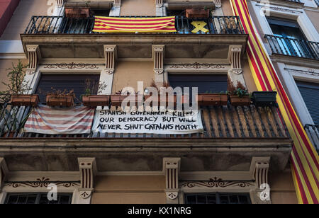 Barcelona, Catalonia, Spain. 23rd Dec, 2017. A large banner hanging from a balcony in the Ciutat Vella of Barcelona in favour of freedom of expression.Since 2 December 2013 when the catalan Government chaired by Artur Mas carry on the question to a future referendum on independence in Catalonia, streets, balconies, and the walls of the city of Barcelona has provided space for communication among political blocs. Aspirations of freedom, independence, identity, have spread as slogans throughout the city of Barcelona Credit: SOPA/ZUMA Wire/Alamy Live News Stock Photo