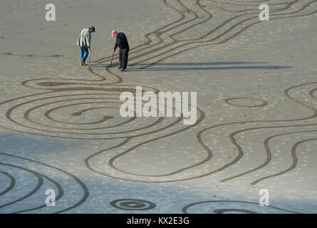 Sand artist Denny Dyke, 'Circles in the Sand', temporary sand labyrinth on  Bandon Beach, Bandon, Oregon Coast Stock Photo