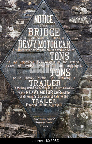 Old fashioned vehicle weight warning sign on a bridge over the Monmouthshire and Brecon Canal at Llangynidr, Powys, Wales, GB, UK Stock Photo