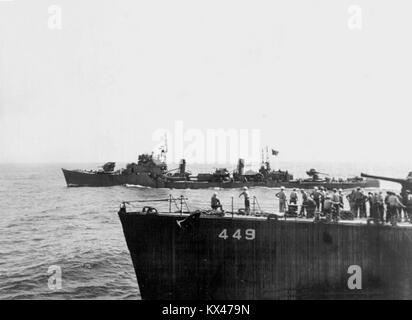 Destroyer Hatsuzakura bringing envoys to USS Missouri (BB-63) off Japan