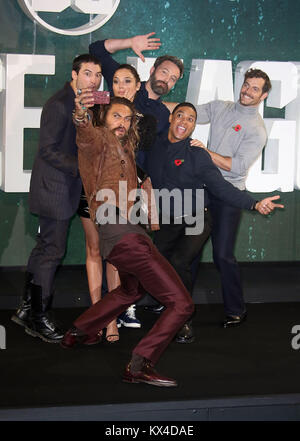 Jason Momoa, Ben Affleck, Gal Gadot, Henry Cavill, Ezra 