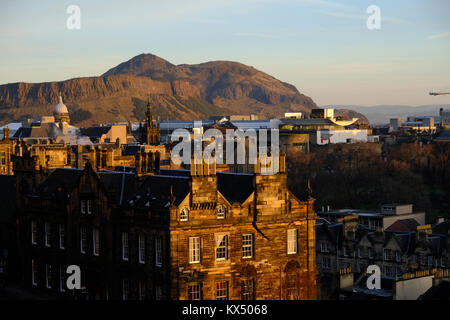 Sunset shines on Arthur's Seat and heritage stone buildings in Old Town area, view from Edinburgh Castle in winter Edinburgh, Scotland, UK 7th January, 2018. Stock Photo
