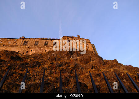 Sunset over Edinburgh Castle in Old Town area with blue clear skies. Edinburgh, Scotland, UK 7th January, 2018 Stock Photo