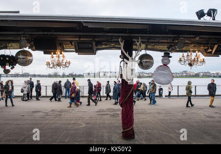 Duesseldorf, Germany. 7th Jan, 2018. Walkers on the banks of the river Rhine during high water levels in Duesseldorf, Germany, 7 January 2018. Credit: Bernd Thissen/dpa/Alamy Live News Stock Photo