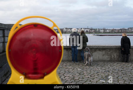 Duesseldorf, Germany. 7th Jan, 2018. People looking at the river Rhine during high water levels from an elevated point on the bank in Duesseldorf, Germany, 7 January 2018. Credit: Bernd Thissen/dpa/Alamy Live News Stock Photo