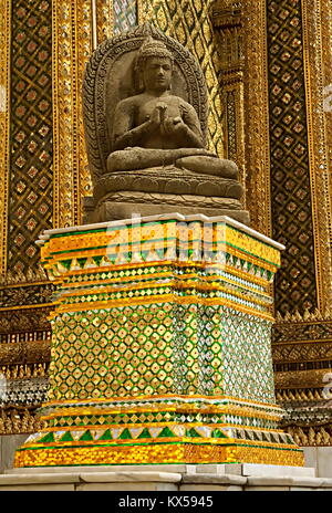 Detail of the entrance to the Phra Mondop (the library), at Wat Phra Kaew temple in Bangkok, Thailand, with fantastic colors of gold and emerald. Stock Photo