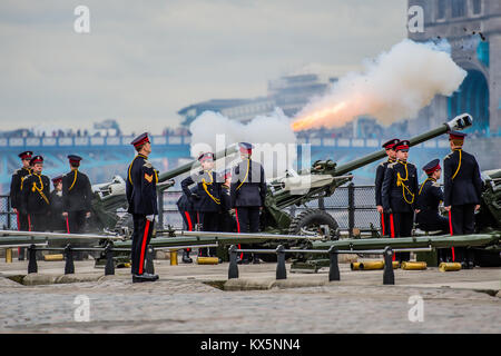 The Honourable Artillery Company fire 105mm Howitzers during the Queens Birthday Gun Salute at the Tower of London Stock Photo