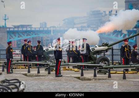 The Honourable Artillery Company fire 105mm Howitzers during the Queens Birthday Gun Salute at the Tower of London Stock Photo