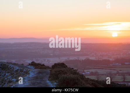 Flintshire, Wales, UK. 8th Jan, 2018. UK Weather: Another clear night for many and once again widespread freezing temperatures. A frozen landscape over Flintshire from the elevated positon of Moel-y-Gaer Iron Age Hillfort on Halkyn Mountain, Flintshire as the sun rises on the horizon Credit: DGDImages/Alamy Live News Stock Photo