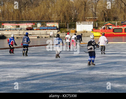 Beijing, Beijing, China. 7th Jan, 2018. Beijing, CHINA-7th January 2018:(EDITORIAL USE ONLY. CHINA OUT) People play hockey on frozen lake in Beijing, January 7th, 2018. Credit: SIPA Asia/ZUMA Wire/Alamy Live News Stock Photo
