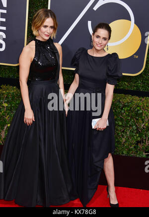 Los Angeles, USA. 07th Jan, 2018. Sarah Paulson, Amanda Peet poses in the press room during the 75th Annual Golden Globe Awards at The Beverly Hilton Hotel on January 7, 2017 in Beverly Hills, California Credit: Tsuni/USA/Alamy Live News Stock Photo