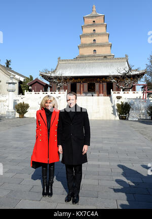 Xi'an, China's Shaanxi Province. 8th Jan, 2018. French President Emmanuel Macron and his wife Brigitte Macron pose for a photo at the Dayan Pagoda in Xi'an, capital of northwest China's Shaanxi Province, Jan. 8, 2018. Xi'an is the first stop of Macron's 3-day state visit to China, as invited by Chinese President Xi Jinping. Credit: Liu Xiao/Xinhua/Alamy Live News