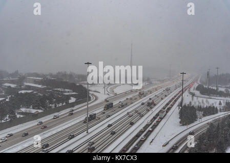 Toronto, Canada. 8th Jan 2018. The city of Toronto is expected to receive 4-8 cm of snow today. According to the weather channel, other areas in Ontario will receive an average of 10 cm with higher amounts to the northeast of the Great lakes Credit: Adel Farid/Alamy Live News Stock Photo