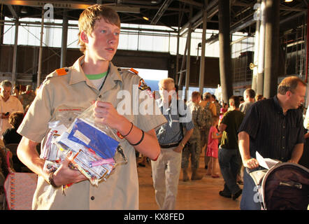 US army soldiers farewell before leaving for deployment Stock Photo