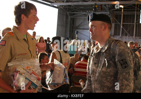 US army soldiers farewell before leaving for deployment Stock Photo