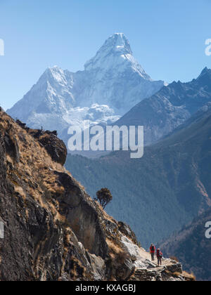 Hikers in front of Ama Dablam on their way to Everest Base Camp in Khumbu valley, Lukla, Nepal Stock Photo