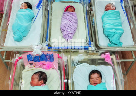 KUALA LUMPUR, MALAYSIA - JANUARY 01: Five baby girl and boys born in January 2018 are seen inside the babycourt at Hospital in Kuala Lumpur on January 1, 2018. Malaysian children born from January 1, 2018 to December 31, 2022 as a part of the Transformasi Nasional 2050 (TN50) generation is a new approach by the government to create a future savings account was introduced by Malaysia goverment for the first time in parliament (Malaysia Budget 2018) through The Amanah Dana Anak Malaysia 2050 (ADAM50) program. Credit: Samsul Said/AFLO/Alamy Live News Stock Photo