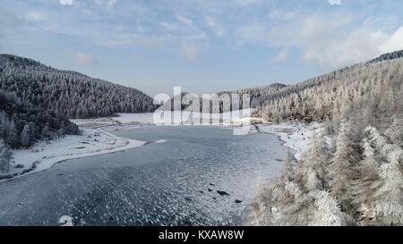 Enshi. 8th Jan, 2017. Photo taken on Jan. 8, 2017 shows the scenery of the Enshi Gorge after a snowfall in Enshi, central China's Hubei Province. Credit: Yang Shunpi/Xinhua/Alamy Live News Stock Photo
