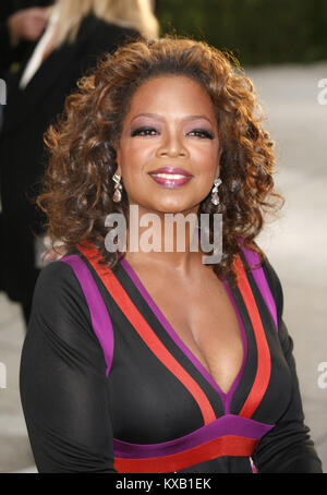 Los Angeles, CA, USA. 25th Feb, 2007. US talk show host Oprah Winfrey smiles for the cameras arriving at the Vanity Fair Oscar Party in Los Angeles, CA, United States, 25 February 2007. Credit: Hubert Boesl | usage worldwide/dpa/Alamy Live News Stock Photo