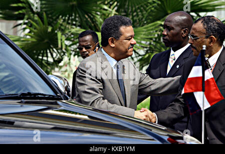 April 19, 2009 - Port Of Spain, Trinidad & Tobago - April 19, 2009. Leonel Fernandez, former president of Dominican Republic, greets when he looks for accommodation for the official photo of the V Summit of the Americas, held in Port of Spain, Trinidad & Tobago. From April 17 to 19, 2009. Photo: Juan Carlos Hernandez (Credit Image: © Juan Carlos Hernandez via ZUMA Wire) Stock Photo