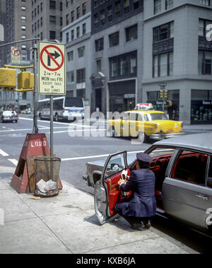 New York 1980s, limousine chauffeur cleaning car, 5th Avenue, yellow taxi in the distance, Manhattan, New York City, NY, NYC, USA, Stock Photo