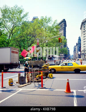 New York 1980s, telephone maintenance works, yellow taxi, Flat Iron building in the distance, 5th Avenue, Manhattan, New York City, NY, NYC, USA, Stock Photo