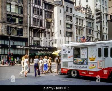 New York 1980s, Kustard- King food truck, tourists walking, Bank Leumi Trust Company in the distance, 5th Avenue, Manhattan, New York City, NY, NYC, USA, Stock Photo