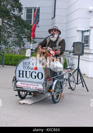 Street musican 'Honk Tonk Hugo' at pedestrian zone of Zingst, Fishland, Mecklenburg-Western Pomerania, Baltic sea, Germany, Europe