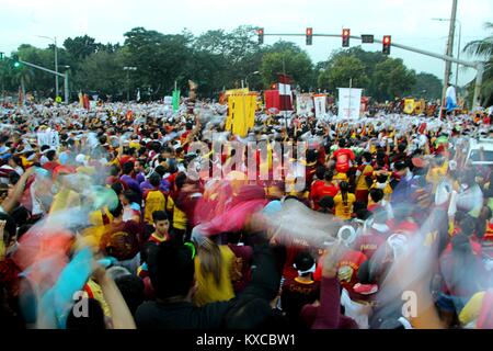 Manila, Philippines. 09th Jan, 2018. Devotees wave their towel while the Black Nazarene statue at Rizal Park in Manila City during the Traslacion of the Black Nazarene Festival on Jan. 9, 2018. Devotees trying to touch the icon of Black Nazarene and the rope as their belief that it may granted their wish or part of their “Panata” or devotions. Credit: Gregorio B. Dantes Jr./Pacific Press/Alamy Live News Stock Photo