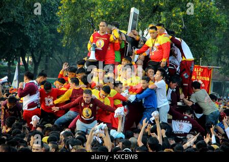 Manila, Philippines. 09th Jan, 2018. Ocean of devotees flooded at Rizal Park in Manila City that joined the Traslacion of the Black Nazarene statue during the Feast of Black Nazarene on Jan. 9, 2018. Devotees trying to touch the icon of Black Nazarene statue and the rope as their belief that it may granted their wish or part of their “Panata” or devotions. Credit: Gregorio B. Dantes Jr./Pacific Press/Alamy Live News Stock Photo