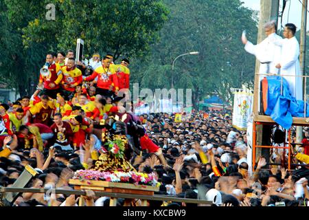 Manila, Philippines. 09th Jan, 2018. Ocean of devotees flooded at Rizal Park in Manila City that joined the Traslacion of the Black Nazarene statue during the Feast of Black Nazarene on Jan. 9, 2018. Devotees trying to touch the icon of Black Nazarene statue and the rope as their belief that it may granted their wish or part of their “Panata” or devotions. Credit: Gregorio B. Dantes Jr./Pacific Press/Alamy Live News Stock Photo