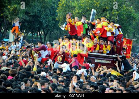 Manila, Philippines. 09th Jan, 2018. Ocean of devotees flooded at Rizal Park in Manila City that joined the Traslacion of the Black Nazarene statue during the Feast of Black Nazarene on Jan. 9, 2018. Devotees trying to touch the icon of Black Nazarene statue and the rope as their belief that it may granted their wish or part of their “Panata” or devotions. Credit: Gregorio B. Dantes Jr./Pacific Press/Alamy Live News Stock Photo