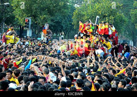 Manila, Philippines. 09th Jan, 2018. Ocean of devotees flooded at Rizal Park in Manila City that joined the Traslacion of the Black Nazarene statue during the Feast of Black Nazarene on Jan. 9, 2018. Devotees trying to touch the icon of Black Nazarene statue and the rope as their belief that it may granted their wish or part of their “Panata” or devotions. Credit: Gregorio B. Dantes Jr./Pacific Press/Alamy Live News Stock Photo