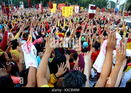 Manila, Philippines. 09th Jan, 2018. Devotees wave raised their hands to praised Jesus Christ while the Black Nazarene statue at Rizal Park in Manila City during the Traslacion of the Black Nazarene Festival on Jan. 9, 2018. Devotees trying to touch the icon of Black Nazarene and the rope as their belief that it may granted their wish or part of their “Panata” or devotions Credit: Gregorio B. Dantes Jr./Pacific Press/Alamy Live News Stock Photo