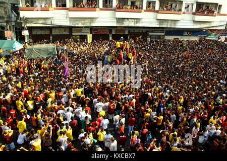 Manila, Philippines. 09th Jan, 2018. Devotees wave on the translacion of the Black Nazarene statue while passing under the Quezon Bridges in Palanca street Devotees trying to touch the icon of Black Nazarene and the rope as their belief that it may granted their wish or part of their “Panata” or devotions. Credit: Gregorio B. Dantes Jr./Pacific Press/Alamy Live News Stock Photo