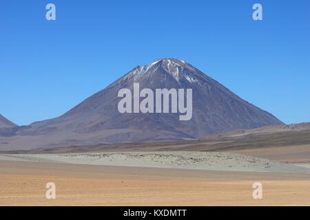 Volcano Licancabur, Reserva Nacional de Fauna Andina Eduardo Abaroa, Sur Lípez, Potosí, Bolivia Stock Photo