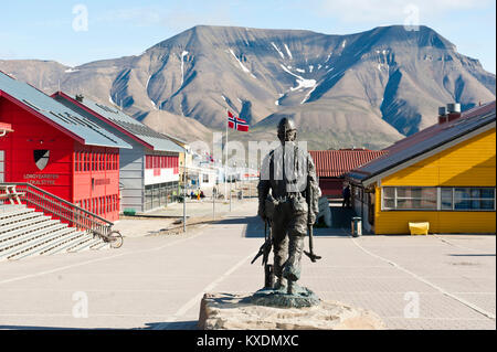 Village centre, pedestrian zone, miner's monument, Longyearbyen Camping, Spitsbergen, Svalbard, Norway Stock Photo