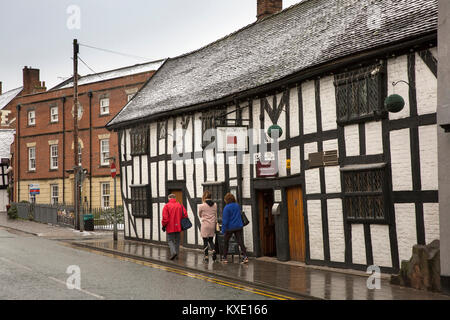 UK, England, Cheshire, Nantwich, Welsh Row, Cheshire Cat Inn, old half timbered former Widows Alms houses in winter Stock Photo