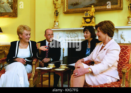 Washington, District of Columbia, USA. 15th July, 2003. Laura Bush talks with Viktorie Spidlova, wife of the Prime Minister of the Czech Republic Vladimir Spidla, during a coffee hosted in her honor in the Yellow Oval Room of the White House in Washington, DC on Tuesday, July 15, 2003. Mandatory Credit: Susan Sterner/White House via CNP Credit: Susan Sterner/CNP/ZUMA Wire/Alamy Live News