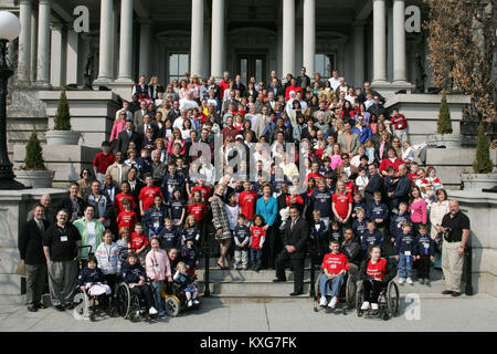 Washington, District of Columbia, USA. 18th Mar, 2005. First lady Laura Bush stands with country singer LeAnn Rimes, actor LeVar Burton and representatives of the Children's Miracle Network on the steps of the Dwight D. Eisenhower Executive Office Building Friday, March 18, 2005. Mandatory Credit: Susan Sterner/White House via CNP Credit: Susan Sterner/CNP/ZUMA Wire/Alamy Live News Stock Photo