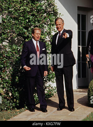 Washington, District of Columbia, USA. 22nd Oct, 1991. United States President George H.W. Bush and President VÃ¡clav Havel of Czechoslovakia following a State Arrival ceremony on the South Lawn of the White House honoring on October 22, 1991. Havel is visiting Washington for a State Visit.Credit: Ron Sachs/CNP Credit: Ron Sachs/CNP/ZUMA Wire/Alamy Live News Stock Photo