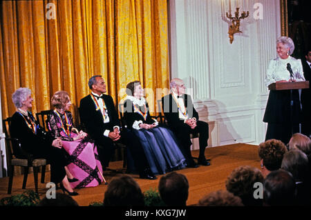 Washington, District of Columbia, USA. 7th Jan, 2018. First lady Barbara Bush makes remarks during a ceremony for 1989 Kennedy Center Honorees in the East Room of the White House, December 3, 1989 in Washington, DC. The 1989 honorees are, from left to right: actress and singer Mary Martin, dancer Alexandra Danilova, singer and actor Harry Belafonte, actress Claudette Colbert, and composer William Schuman.Credit: Peter Heimsath/Pool via CNP Credit: Peter Heimsath/CNP/ZUMA Wire/Alamy Live News