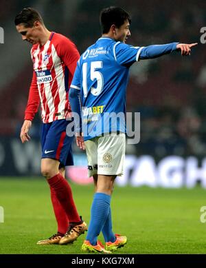 Madrid, Spain. 9th Jan, 2018. Lleida's Cheng Hui (R) gestures as Atletico Madrid's Fernando Torres passes by during the Spanish King's Cup round of 16 second leg match between Atletico Madrid and Lleida in Madrid, Spain, on Jan. 9, 2018. Atletico Madrid defeated Lleida with 3-0 and advanced to the quarterfinal with 7-0 on aggregate. Credit: Juan Carlos Rojas/Xinhua/Alamy Live News Stock Photo