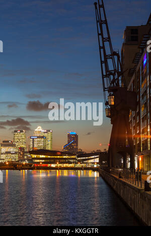 Docklands, London, UK. 10th Jan, 2018. A beautiful sunset over the skyscrapers of Canary Wharf, the O2 Arena, Docklands and the 'Emirates Air Line' cable car concludes the day. Credit: Imageplotter News and Sports/Alamy Live News Stock Photo
