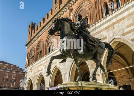 Francesco Mochi’s 1615 equestrian statue of Ranuccio I Farnese at the Piazza dei Cavalli in Piacenza, Emilia Romagna, North Italy. Stock Photo