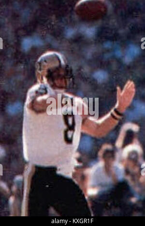 A 1986 advertisement for Jeno's Pizza featuring NFL players Dan Fouts ...