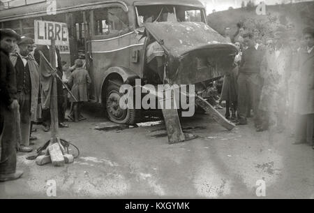 Accidente de tráfico entre un autobús de transporte público y un automóvil (1 de 2) - Fondo Car-Kutxa Fototeka Stock Photo