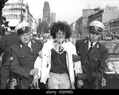 The Communard Rainer Langhans is taken away by two police officers after his arrest. On 30 September 1967, several hundred young people and students gathered on Kurfürstendamm to demonstrate for the FU student Fritz Teufel, who was held in custody on remand. In front of Café Kranzler music was played and leaflets were distributed. Again and again the police had to force the demonstrators back on the sidewalk. Five youths were arrested. | usage worldwide Stock Photo