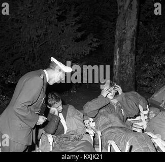 The police wakes fifty-one loafers early in the morning of 18 August 1967 in Hannover during a razzia. | usage worldwide Stock Photo